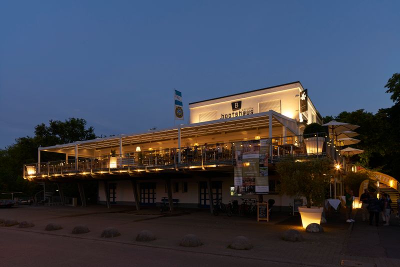 Referentiefoto van een pergola stretch over de buitenruimte van het "bootshaus" in Mannheim, Duitsland